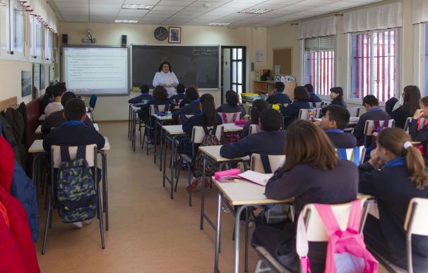 El Defensor del Pueblo lanza una encuesta dirigida a los padres de alumnos sobre el inicio del curso escolar