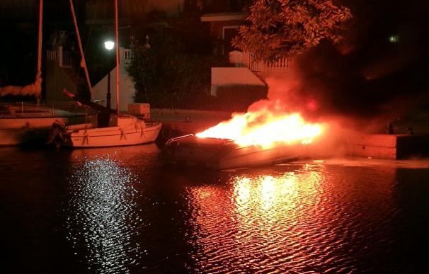 Una embarcación queda calcinada en un incendio en Port Saplaya