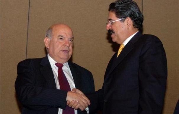 Zelaya se reúne con Insulza y el Consejo de la OEA en búsqueda de solución a crisis