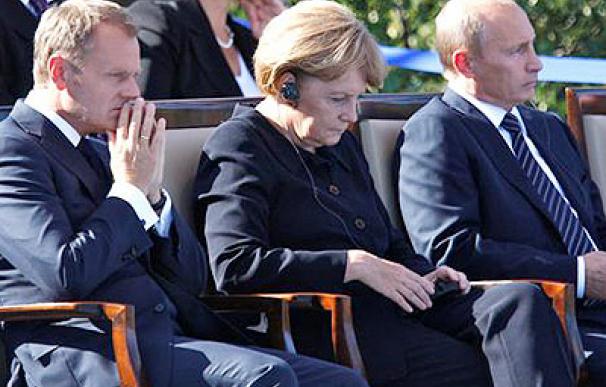 Angela Merkel, junto a Donald Tusk y Vladimir Putin en el 70 aniversario de la II Guerra Mundial