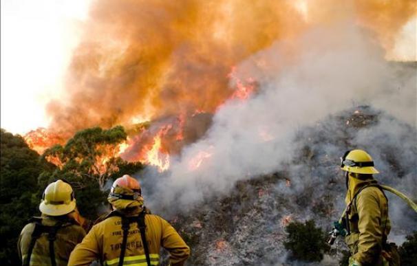El incendio de California sigue avanzando tras seis días sin control