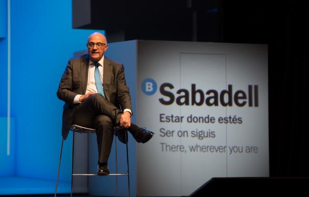 Josep Oliú compra un millón de euros en acciones de Sabadell en respuesta a la desinversión de Gilinski