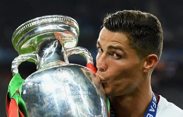 Cristiano Ronaldo besa la Eurocopa ganada ante Francia.