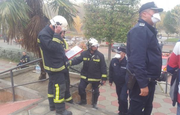 Dos intoxicados leves por un incendio en la sauna del polideportivo El Torreón en Pozuelo