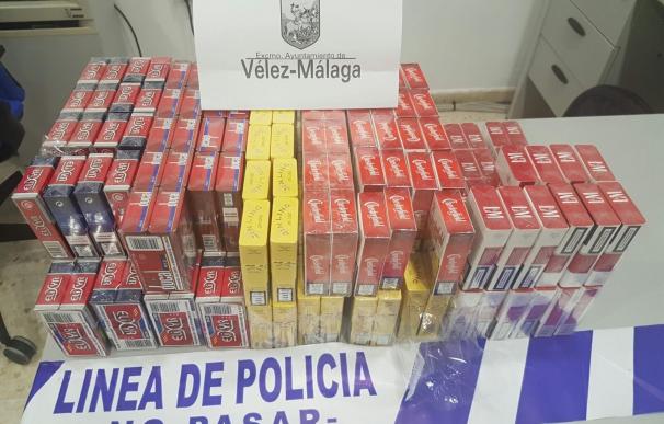 Intervienen 193 cajetillas de tabaco de contrabando en un kiosco de Torre del Mar