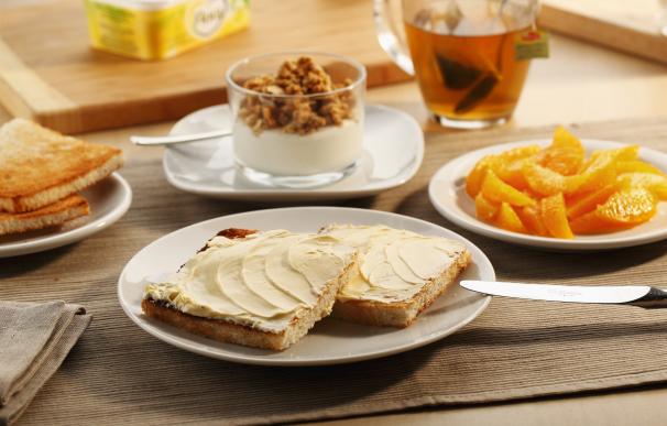 Sólo el 25% de los españoles toma fruta o zumo en el desayuno y el 64% dedica menos de 14 minutos a desayunar