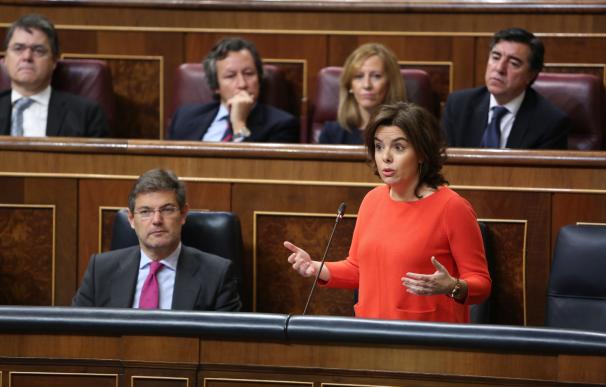 Santamaría pide al PSOE trabajar juntos para una solución en Cataluña pero desde el respeto a la ley