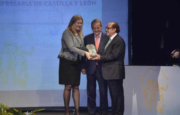 Los fundadores y propietarios de las bodegas Pago de Carraovejas y Ossian reciben el Premio Familia Empresaria de CyL