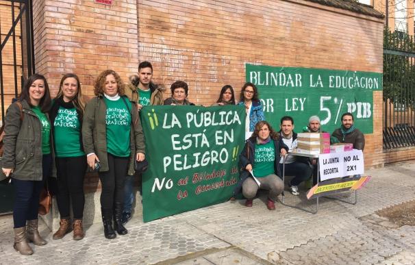 Segunda 'miniconcentración' en Sevilla y mesa informativa de interinos en defensa de la educación pública