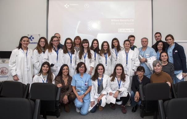 Una quincena de alumnos de Bachillerato acompañan a profesionales sanitarios de Bilbao durante un día