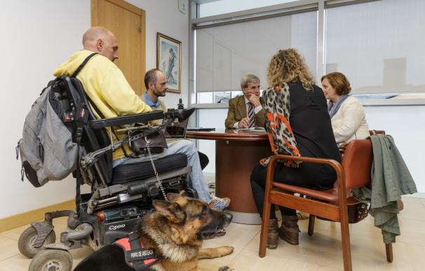 Cantabria regula por ley el acceso a lugares públicos de perros de ayuda a personas con discapacidad