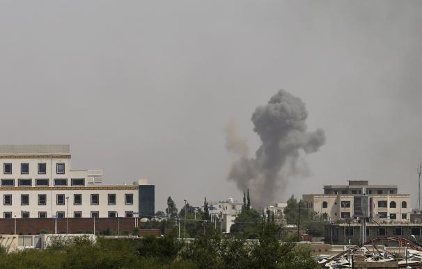 La coalición liderada por Arabia Saudí bombardea objetivos militares en la capital yemení
