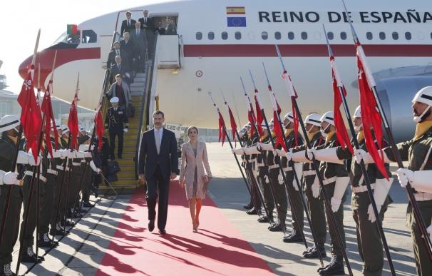 El Rey defiende la amistad con Portugal ante la Asamblea nacional y recibe el silencio de diputados de izquierda