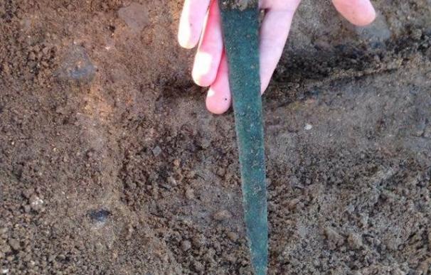 Descubren en el yacimiento de A Lanzada, en Pontevedra, un puñal que podría datar del siglo IV antes de Cristo