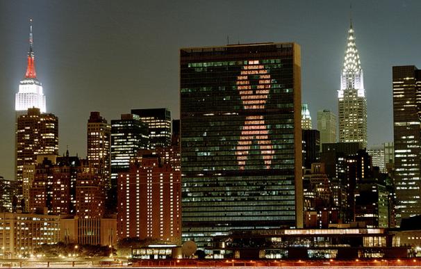 Edificio de la ONU con el lazo rojo contra el SIDA