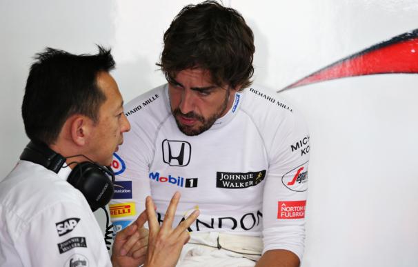 Yusuke Hasegawa, jefe de Honda en F1, hablando con Alonso.