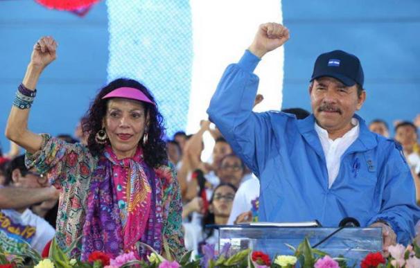 Ortega, con su mujer.