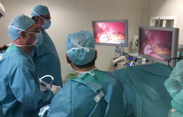 Cirujanos españoles realizan una cirugía laparoscópica para curar la diabetes y una enfermedad pancreática invalidante