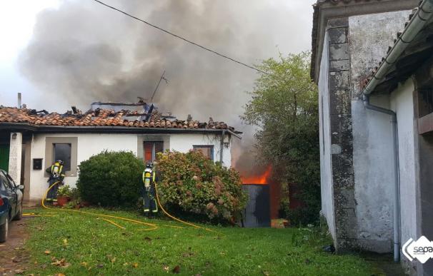 Localizado un cadáver en la vivienda incendiada en Cazanes (Villaviciosa)