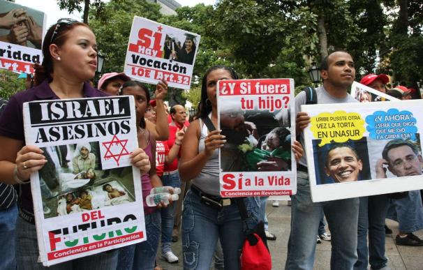 Opositores y oficialistas se manifiestan en contra y a favor Chávez