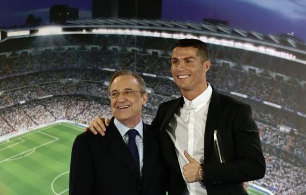 Cristiano Ronaldo junto a Florentino Pérez en su acto de renovación.