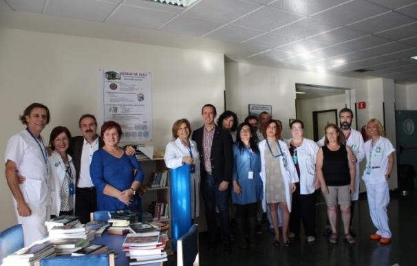 El Hospital de Poniente de El Ejido crea una biblioteca abierta al uso de pacientes y acompañantes