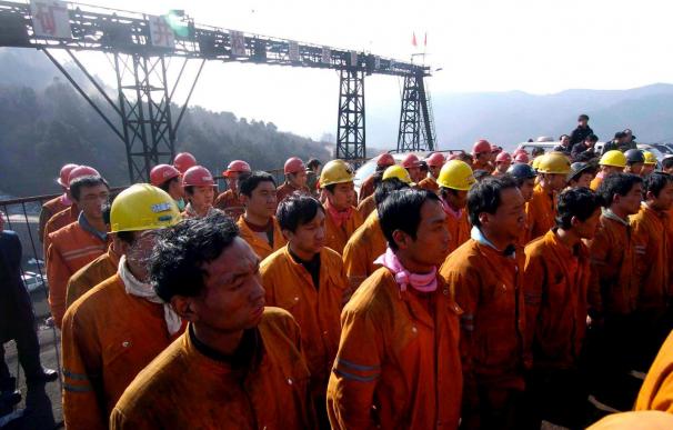 Trece muertos y 66 desaparecidos en un accidente en una mina de carbón en China