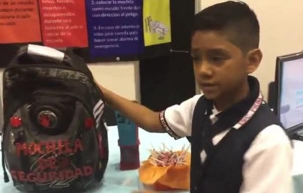 Un niño de 11 años inventa una mochila antibalas en México