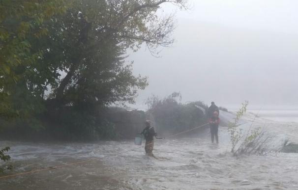 Bomberos de DPZ rescatan a dos personas que han quedado aisladas por la corriente del Ebro en Sástago
