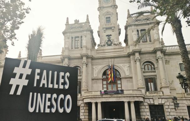 La JCF planta un cartel en la plaza del Ayuntamiento para "calentar motores" ante el veredicto de la Unesco