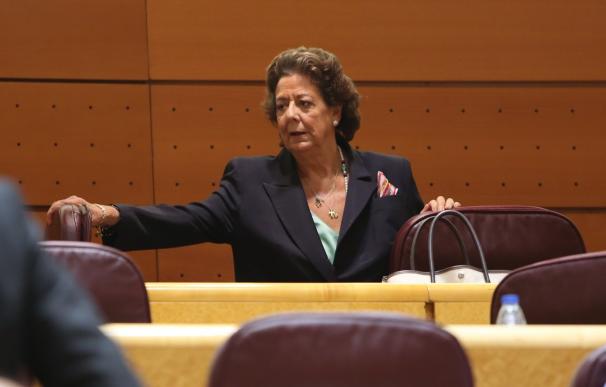 La senadora asturiana de Foro coloca un ramo de rosas amarillas y rojas en el escaño vacío de Barberá en el Senado