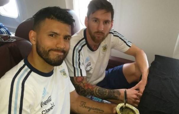 Messi (derecha) junto a Agüero (izquierda) en un viaje con la selección.
