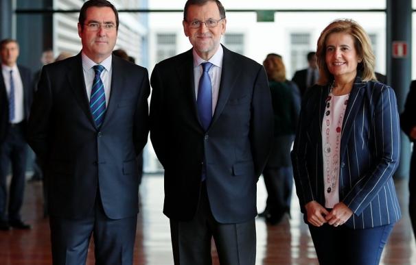(Ampl.) Rajoy pide a los grupos parlamentarios que respalden el techo de gasto y no reviertan las reformas