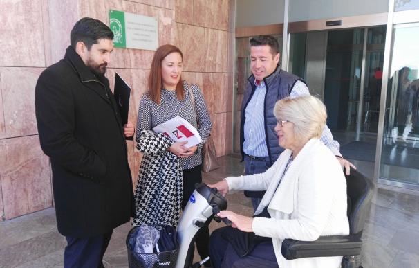 Un juzgado de Málaga declara nula la multa a una mujer por ir en silla de rueda en sentido contrario en Benahavís