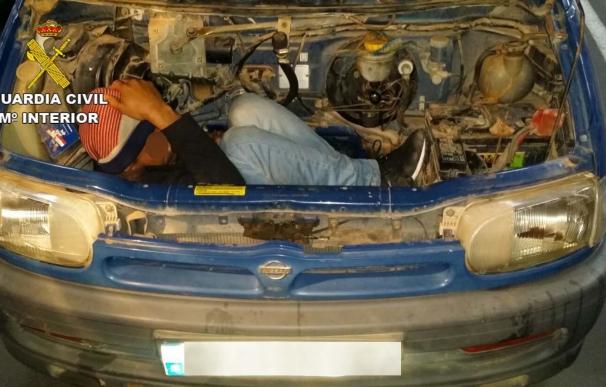 Dos detenidos tras encontrar a una persona oculta en el motor de una furgoneta procedente de Melilla