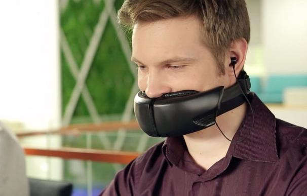 La primera máscara de voz del mundo para silenciar las conversaciones del móvil