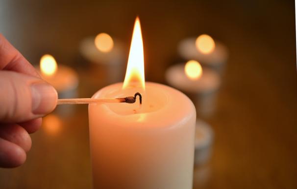 Manos Unidas invita a compartir fotografías con una vela encendida para encender el mundo en señal de solidaridad