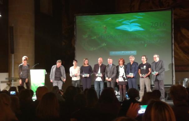 Urkullu destaca la aportación de los galardonados en los Premios Euskadi de Literatura 2016