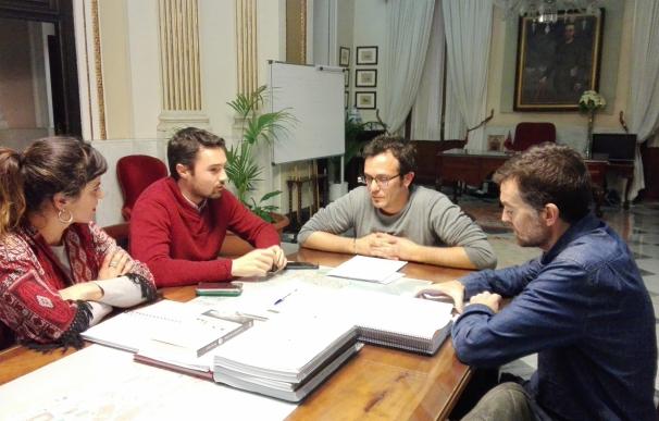El alcalde se reúne con Rodríguez (Podemos) y Maíllo (IU) para "ahondar" en trabajos de colaboración