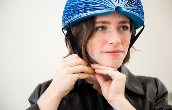 EcoHelmet, un casco de bicicleta plegable hecho con material reciclable que se venderá por 5 dólares