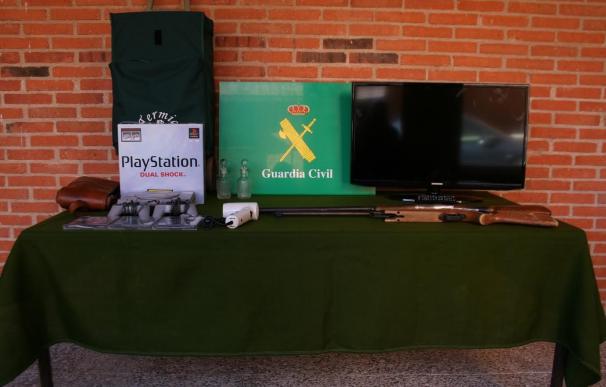 Investigan a un menor por el robo de dos escopetas en San Pedro del Arroyo (Ávila)