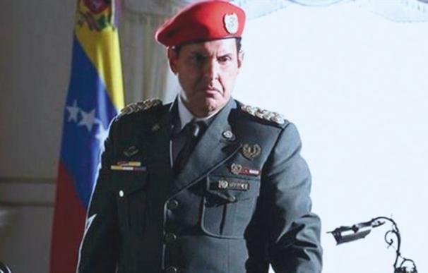 El actor Andrés Parra, en el rol de Hugo Chávez, en la serie 'El Comandante'.