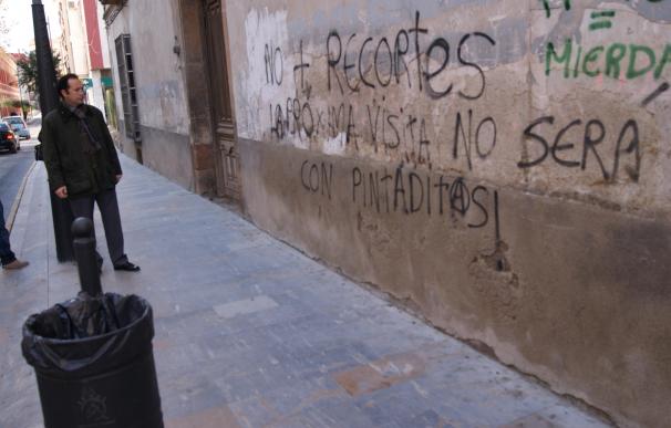 Sancionan a dos jóvenes por realizar pintadas en la calle Rosal de Oviedo