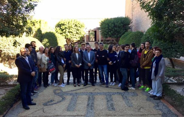 Alumnos del IES Celia Viñas celebran el 'Día del Patrimonio' con visitas guiadas por La Alcazaba