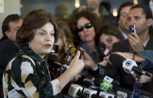 Dilma Rousseff dice que está "curada" del cáncer, pero no aclara si será candidata