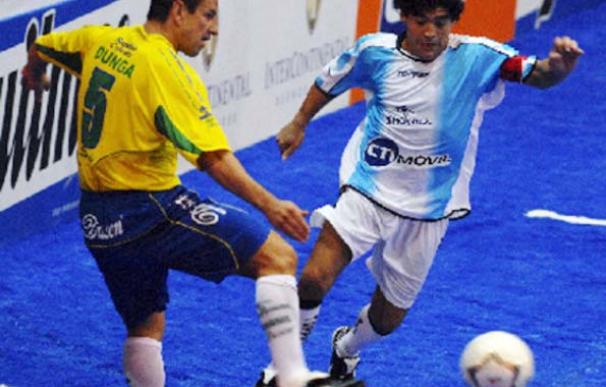 Dunga y Maradona se enfrentan en un torneo de fútbol indoor