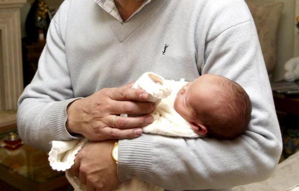 El Senado aprueba por unanimidad ampliar el permiso de paternidad a 4 semanas