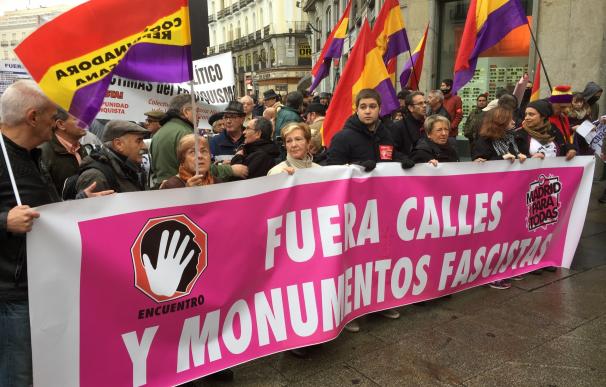 Manifestantes piden a Carmena que "reciba a las víctimas del franquismo" y critican "lentitud" en el cambio de callejero