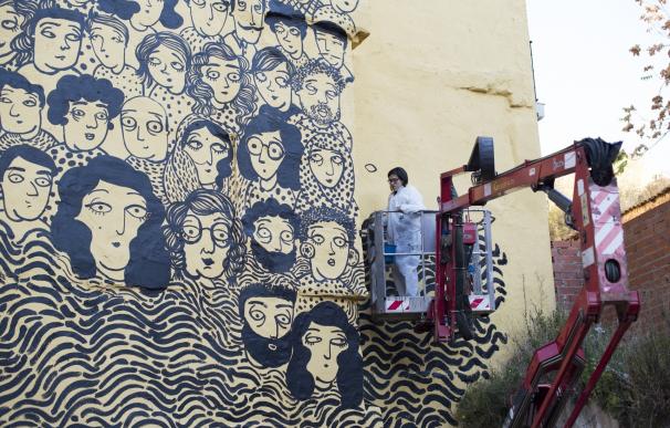 La artista Sara Fratini refleja el drama de la inmigración y los refugiados en un mural junto a la Plaza Mayor de Soria