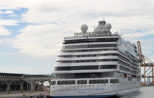 El buque de crucero 'Seven Seas Explorer' visita por primera vez el puerto de Málaga